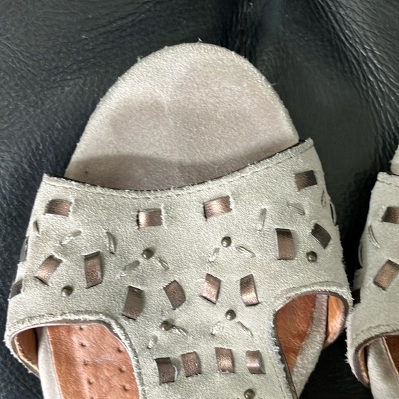 Clark’s artisan size 6 women’s Wedge Sandals with T-Strap and Decorative Cutouts - Picture 14 of 15
